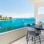 Beachfront Apartman *