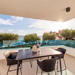 Beachfront شقة *