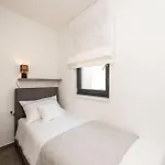 Beachfront شقة